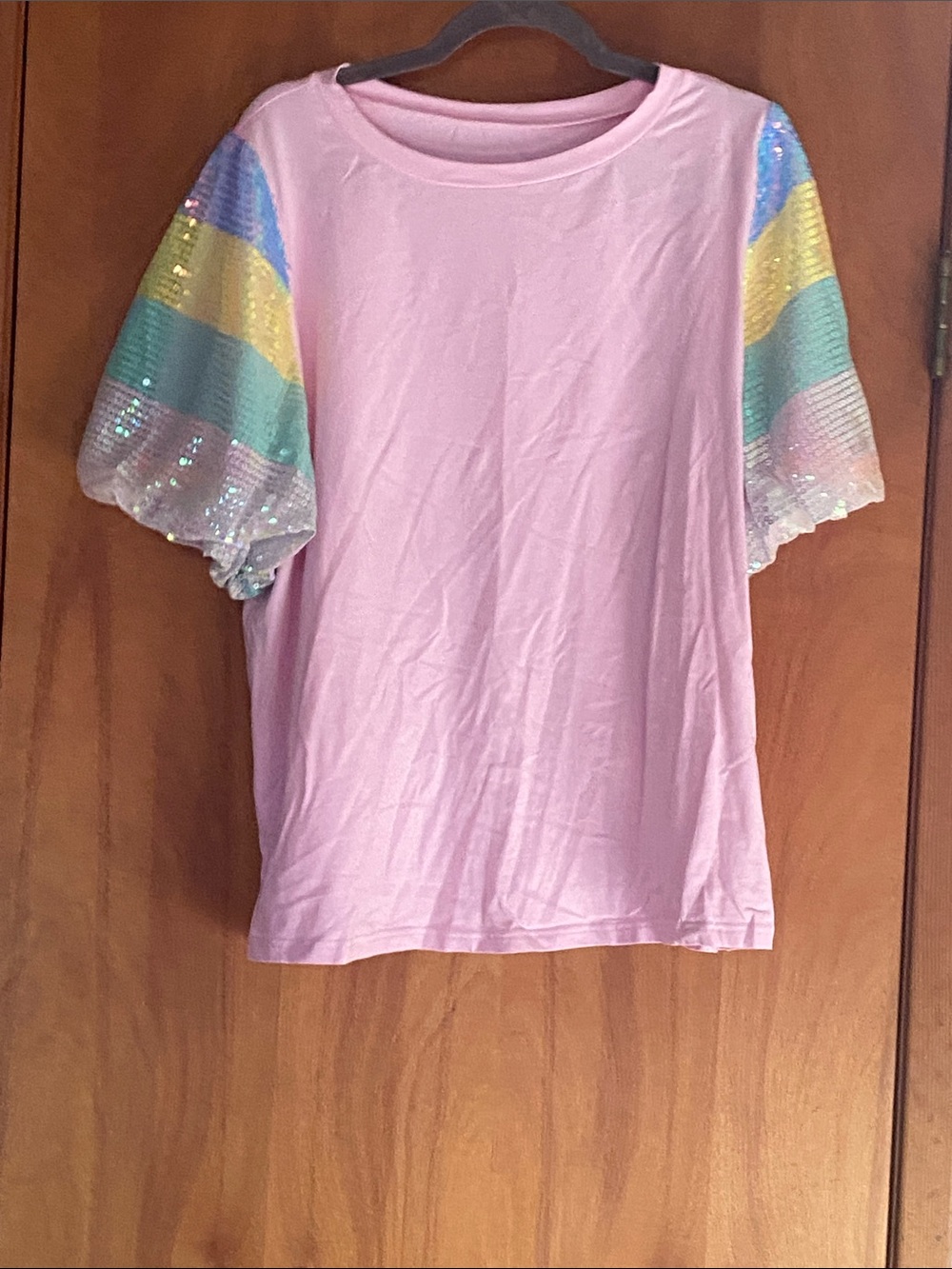 XL short sleeve t-shirt with sequined sleeves. Sleeves are completely lined.